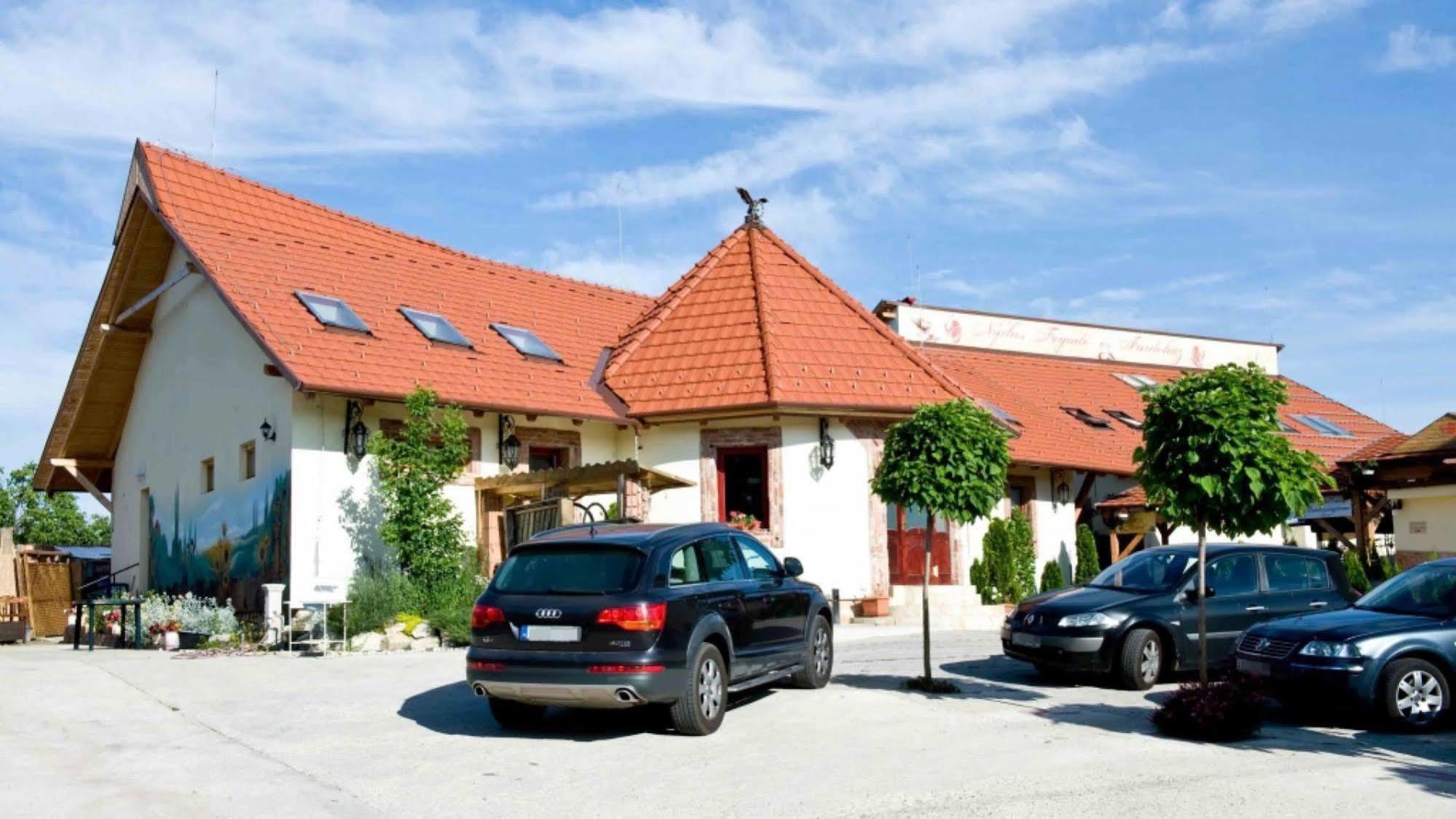 Hotel Nyilas Fogado Nyíregyháza Zewnętrze zdjęcie